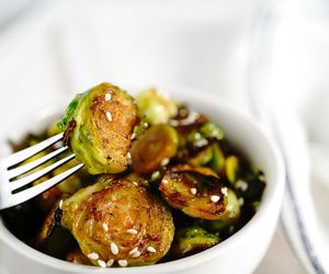 Karmelizowana brukselka zaskoczy cię smakiem. Łatwy przepis na pyszną przekąskę