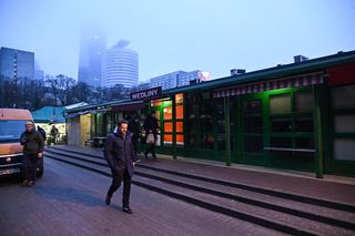 Prezydent Warszawy podczas zakupów w Hali Mirowskiej 