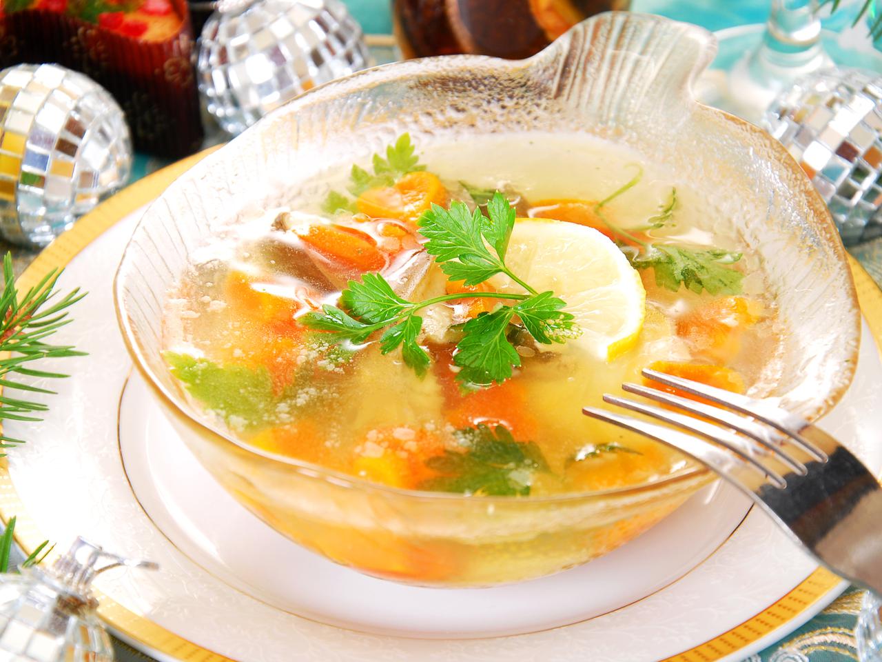 Ryba w galarecie na ostro: z konserwowymi warzywami