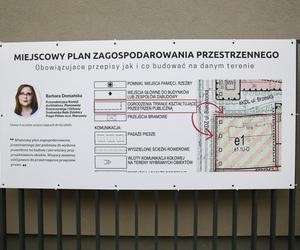 Absurdalny płot na Pradze zamienił się w wystawę