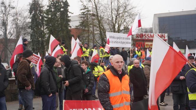 „Zielony Ład=Głód”, „Mleko nie jest z Biedronki”. Te hasła pojawiły się na proteście rolników w Olsztynie