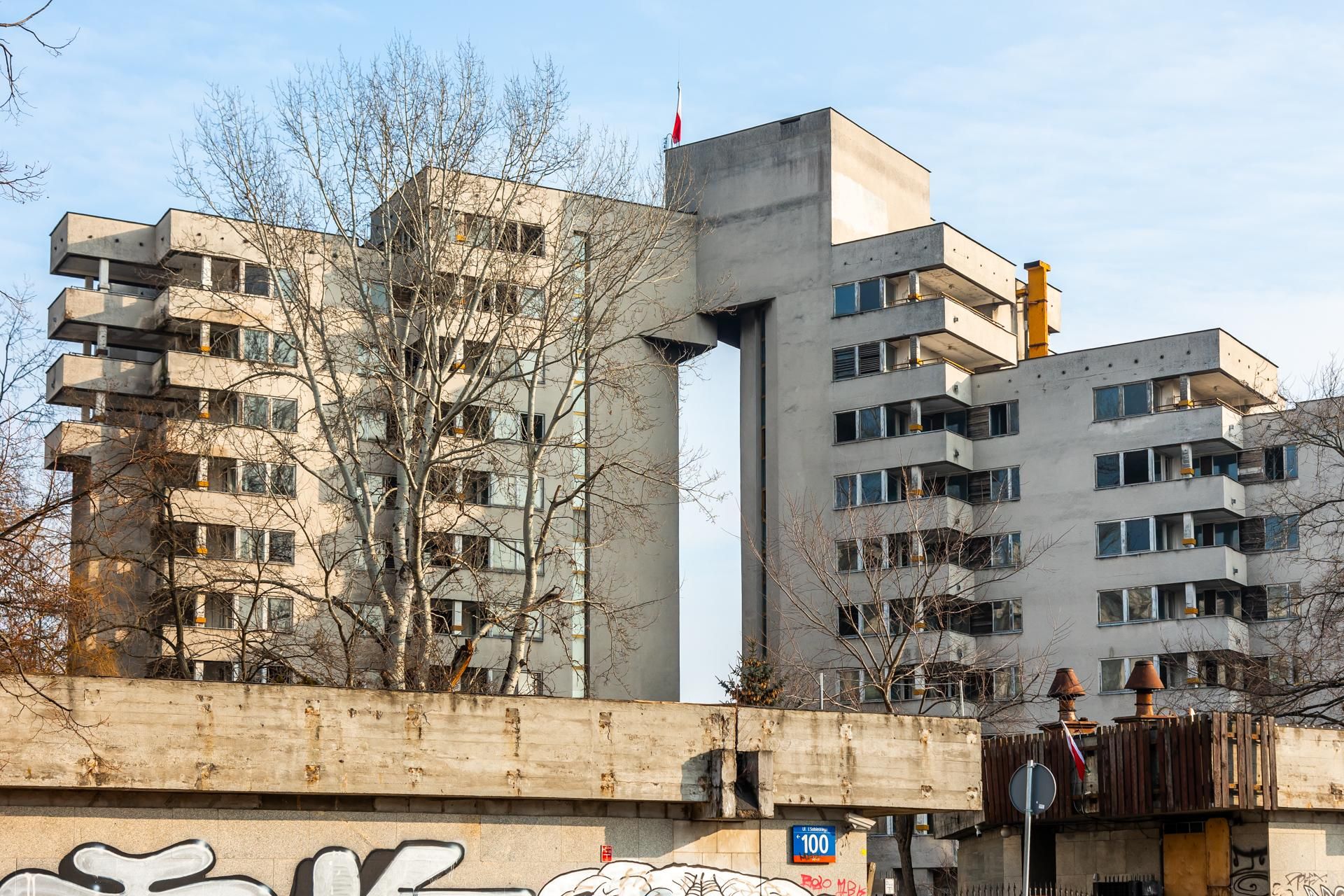 Szpiegowo, blok na Sobieskiego 100 w Warszawie