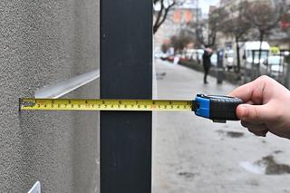 Absurd roku w Warszawie? Postawili płot tuż przy elewacji budynku. Tak musiało być 