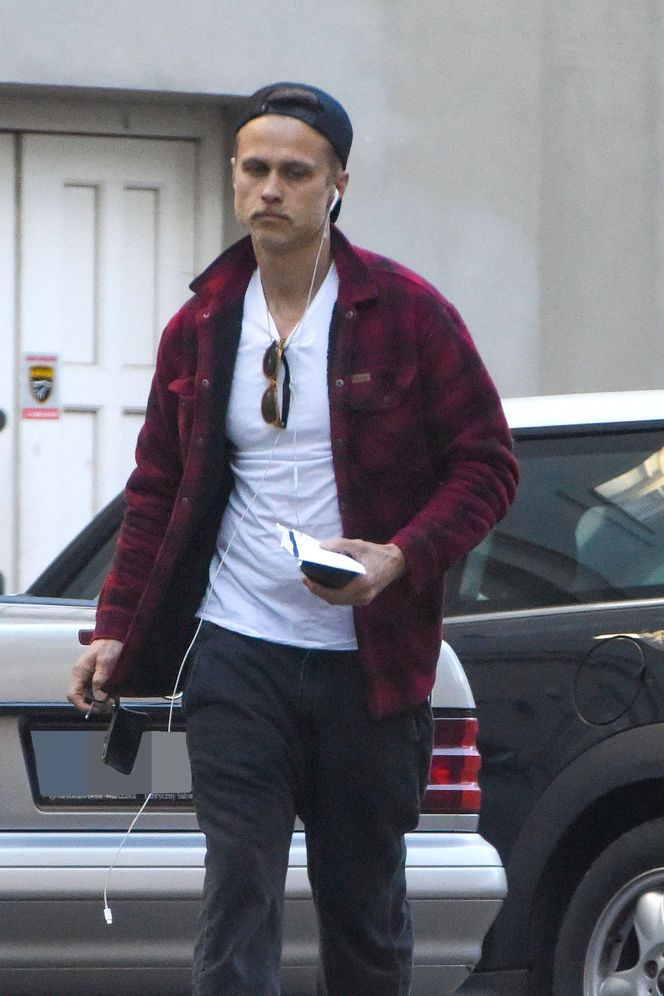 Maciej Zakościelny głaszcze kołdrę po rozwodzie