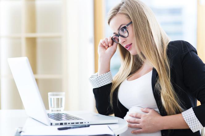 Praca w ciąży: przy biurku i komputerze