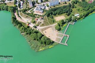 Ogromny pomost i piaszczysta plaża. To miejsce na Mazurach przyciąga tłumy turystów