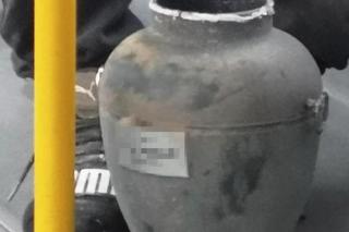 Mężczyzna z urną w tramwaju. Zabrał z cmentarza prochy ojca 