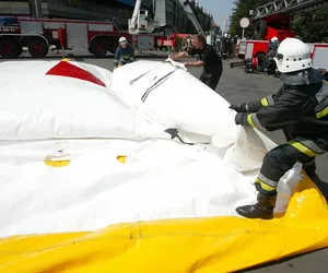 Rzucał z okna w policjantów przedmiotami. Śpiewając hymn Polski groził, że rzuci się z okna