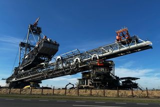 To prawdziwy kolos! Niedaleko Bełchatowa stanęła ogromna górnicza koparka. „Jestem pełna podziwu, że jest aż taka duża”