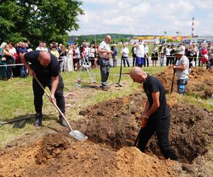 Mistrzostwa w kopaniu grobów na czas w Targach Kielce