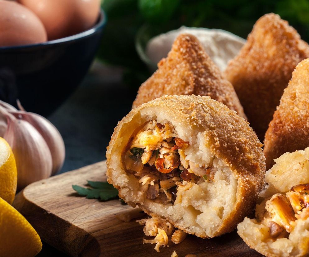 Jak zrobić brazylijskie kotleciki coxinha? Przepis na chrupiącą przekąskę z kurczaka