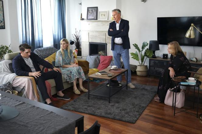 Barwy szczęścia, odcinek 2557: Iwona (Izabela Zwierzyńska), Tomasz Kępski (Jakub Sokołowski), Wanda (Maja Barełkowska) i Henryk (Zbigniew Suszyński)