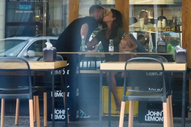 MUCHA ZAPOMNIAŁA SPODNI.