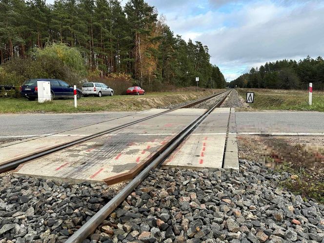 Rodzina zginęła na torach. Świadek mówi o "wielkim huku". "Pociąg pchał wrak auta"