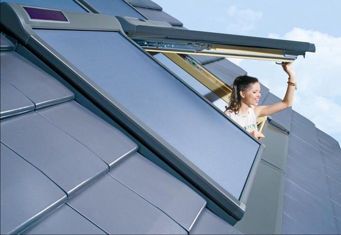 Sposób na słońce na poddaszu: markizy zewnętrzne Fakro do okien dachowych