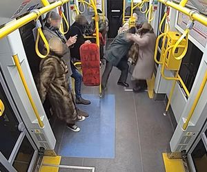 Szokujące sceny z tramwaju w Warszawie. Opublikowano właśnie nagranie. „Trzymaj się mocno”
