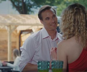 M jak miłość, odcinek 1887. Olek (Maurycy Popiel), Klaudia (Magdalena Dwurzyńska)