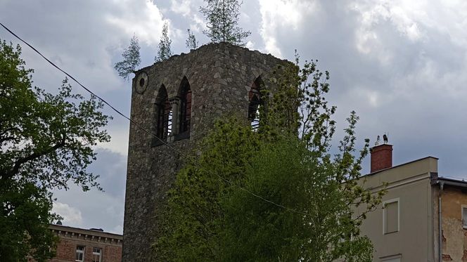 Porzucony kościół Salvatora na Dolnym Śląsku. Tajemnicza ruina w centrum miasta 