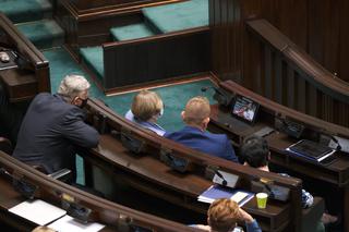 Kaczyński obiecał posłom więcej kasy. Obijają się w Sejmie. Dostaną podwyżkę! Zarobki są za niskie 
