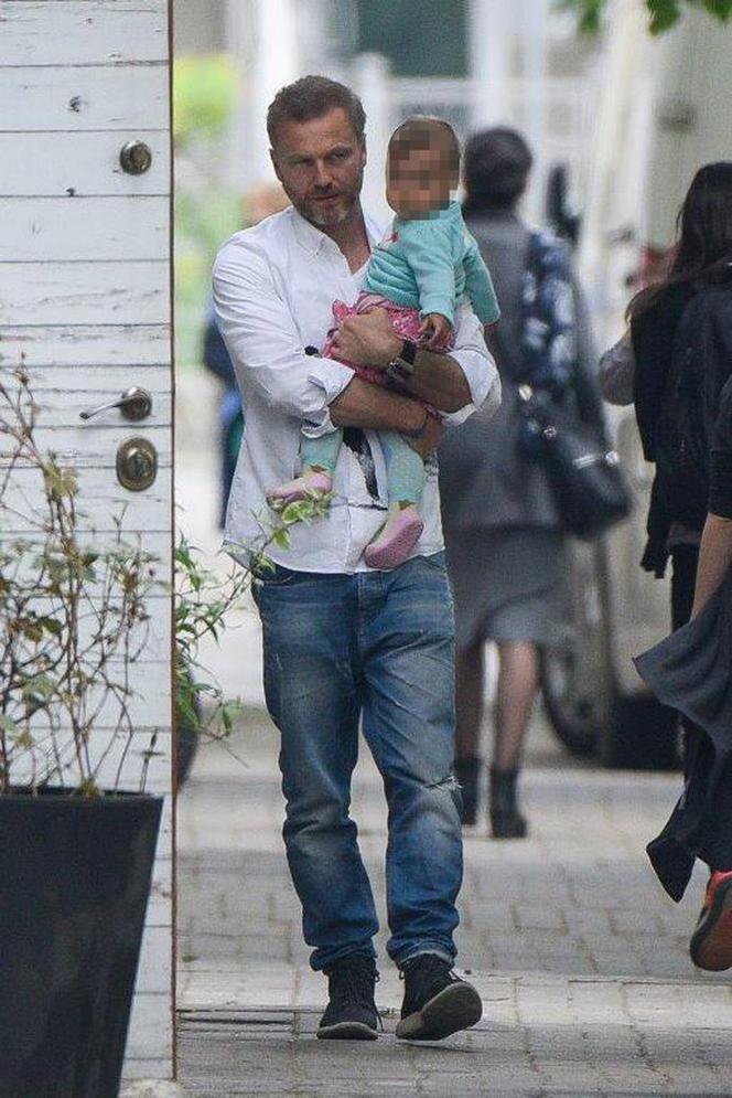 Jest tatą w życiu, chce być ojcem w serialu