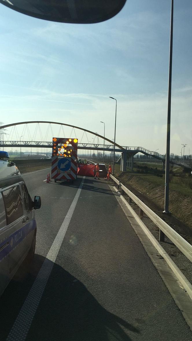 Wypadek na S5 koło Leszna. Kierowca wjechał w bariery energochłonne