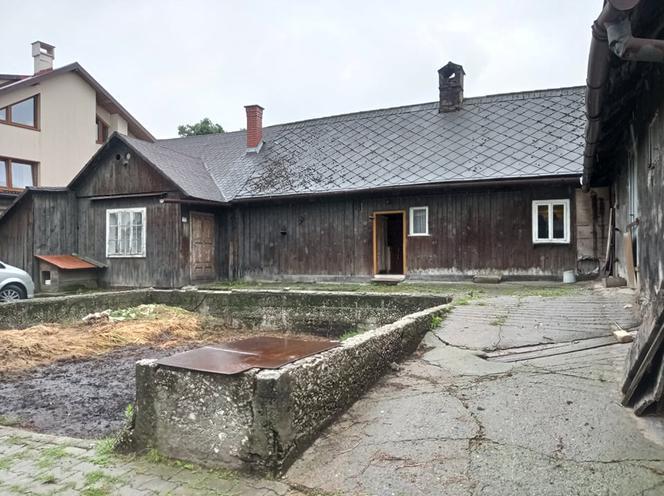 Zabytkowa chałupa z Woli Justowskiej trafi do skansenu w Branicach