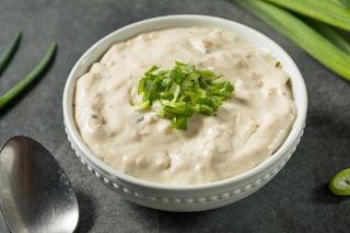 Aromatyczny dip cebulowy to hit każdej imprezy. Pasuje do masy dodatków