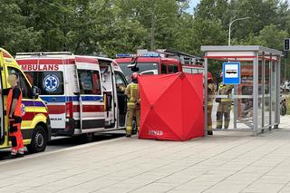 Horror na przystanku autobusowym w Warszawie. Upadł na ziemię i zmarł. Reanimacja nie przyniosła skutku
