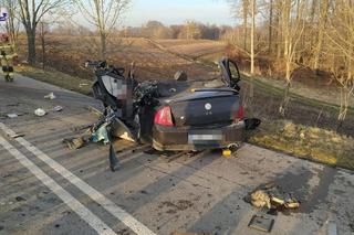  Osobówka huknęła w autobus. Jedna osoba nie żyje, 5 osób rannych, wśród nich dzieci