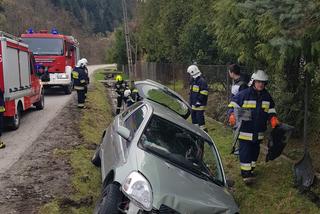 Toyota wypadła z jezdni i uderzyła w przepust. Groźna kraksa w Łomnicy