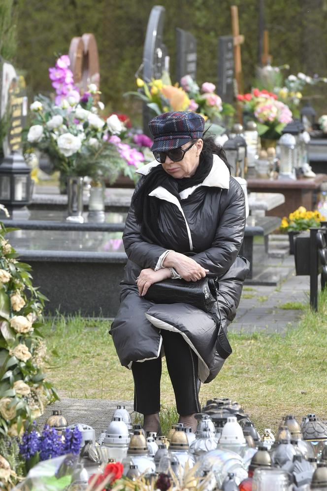 Ewa Krawczyk czuwa przy grobie zmarłego Krzysztofa Krawczyka