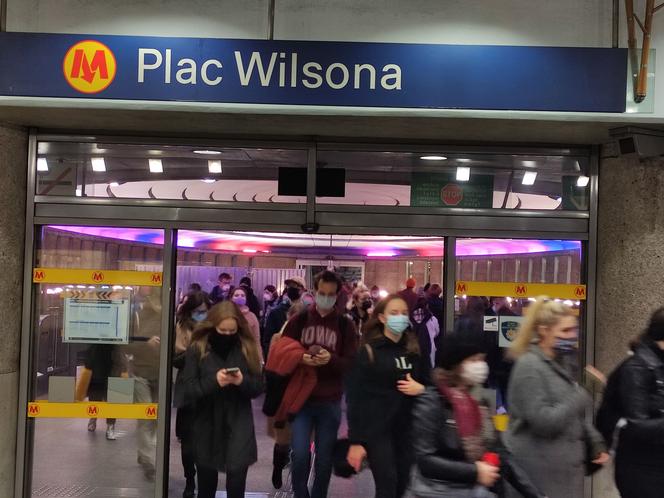Tłumy wysiadają na stacji metra Plac WIlsona