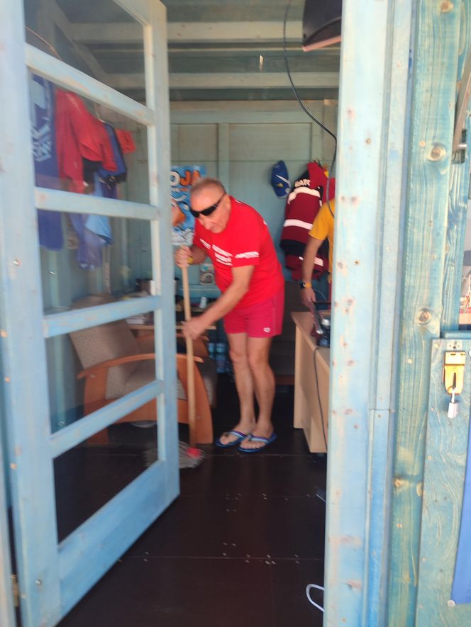 Ktoś oblał cuchnącą cieczą bazę ratowników