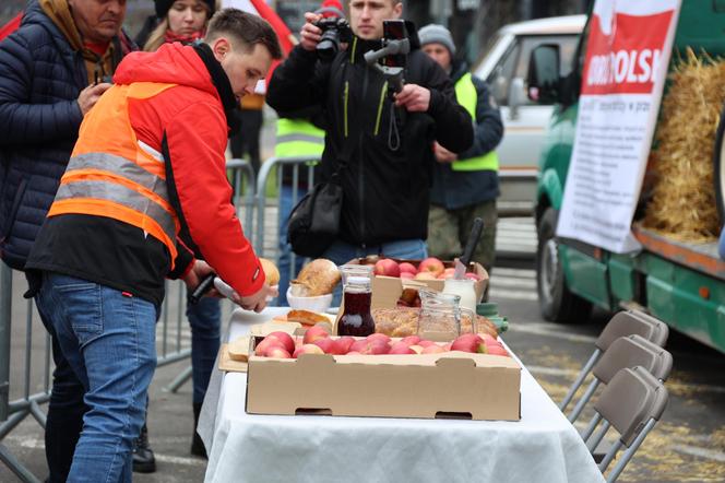 Protest rolników 20 marca przed Lubelskim Urzędem Wojewódzkim w Lublinie