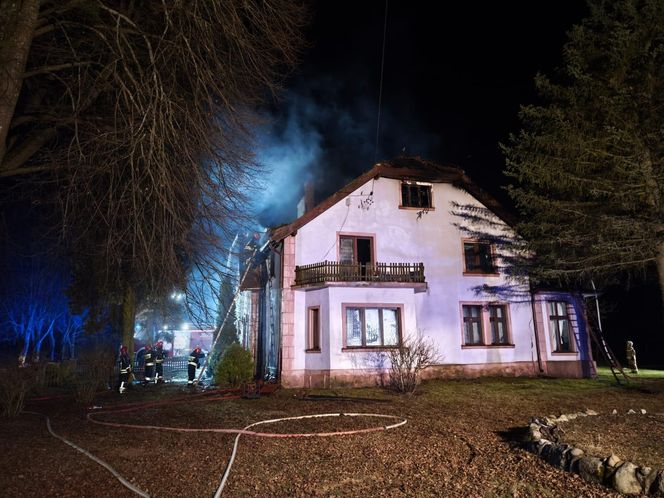 W pożarze domu rodzina straciła cały majątek. Straż nie dojechała na czas? Mamy komentarz