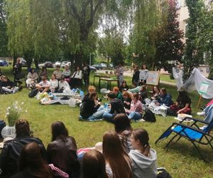 Czytanie na trawie w siedleckim Ekonomiku