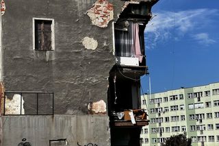 Zniszczona kamienica przy ul. Mickiewicza 7 w Stroniu Śląskim. Budynek został rozebrany 30 listopada 2024 roku 