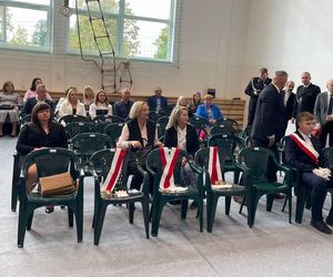 Pierwsza Dama uczciła z uczniami 100 lat od nadania imienia Stefana Batorego Szkole Podstawowej w Liwie