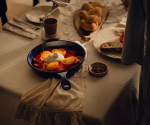 Slow Cooked in Burgundy. Kolekcja żeliwnych naczyń w odcieniu burgundowej czerwieni