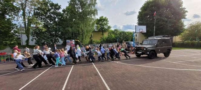 Przedstawienie grupy rekonstrukcyjnej podczas pikniku w Sosnowcu