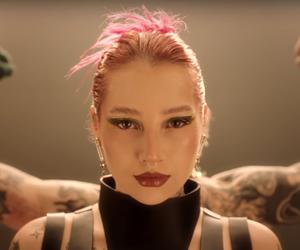 Young Leosia otrzymywała groźby śmierci. Teraz konfrontuje się z hejterami