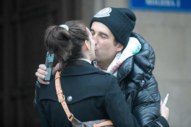 Marcela Leszczak i Misiek Koterski całują się na środku ulicy