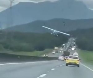 Samolot lądował na zatłoczonej trasie między autami! Wideo mrozi krew w żyłach