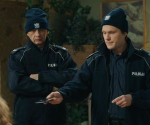 Barwy szczęścia, ostatni odcinek 3194. Policjant (Sebastian Magdziński), policjant (Michał Rudnik)