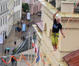   Urban Highline Festival 2023 w Lublinie. Slacklinerzy robią cuda na linach!