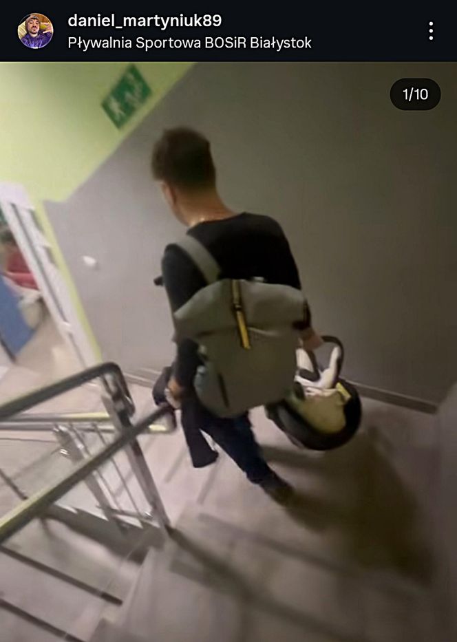 Daniel Martyniuk uczy syna pływać