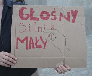 Przeszli przez Warszawę w piżamach i kapciach. Krzyczeli Chcemy spać!