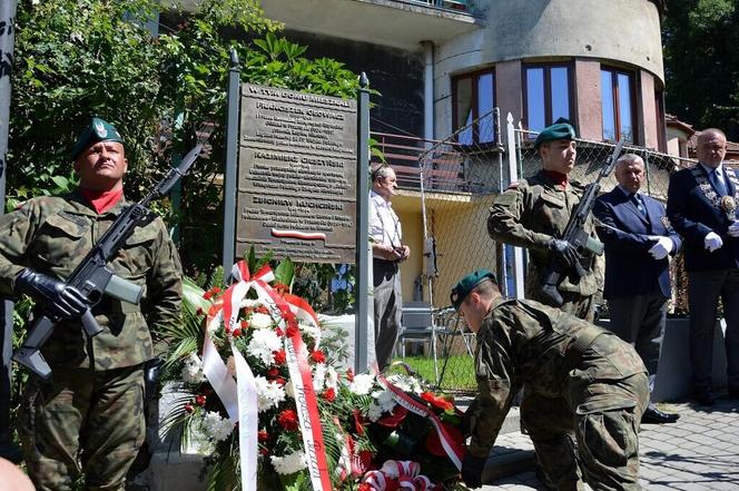 Przed kamienicą przy ul. Matejki odsłonięto tablicę upamiętniającą trzech wybitnych przemyślan