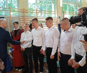 100 par zatańczyło poloneza na 100-lecie siedleckiego Ekonomika