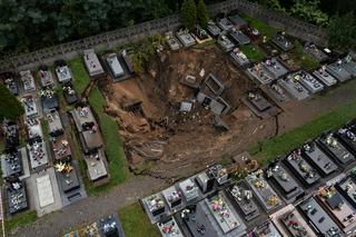 Zapadliska na cmentarzu w Trzebini 